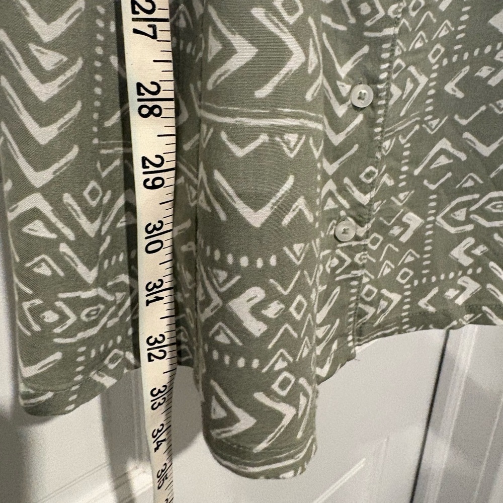 HOLLISTER  Juniors size XS
Olive Green Patterned Button-Down Dress - Picture 7 of 8